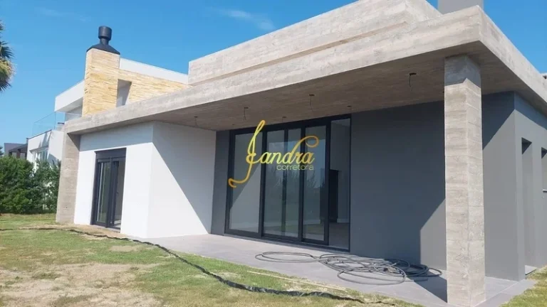 Imagem Casa térrea com 4 suítes e beira de lago