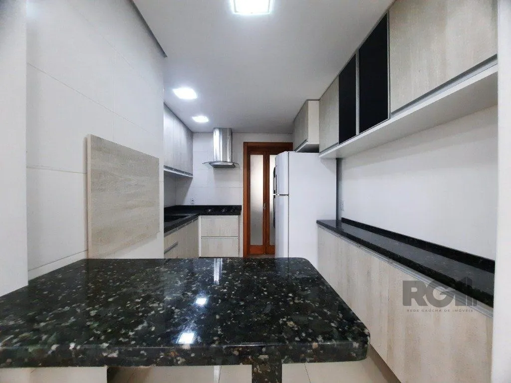 Imagem Vende-se apartamento impecável 2 quartos com suíte, 2 vagas cobertas, próximo da PUCRS - 80m² - Jardim Botânico