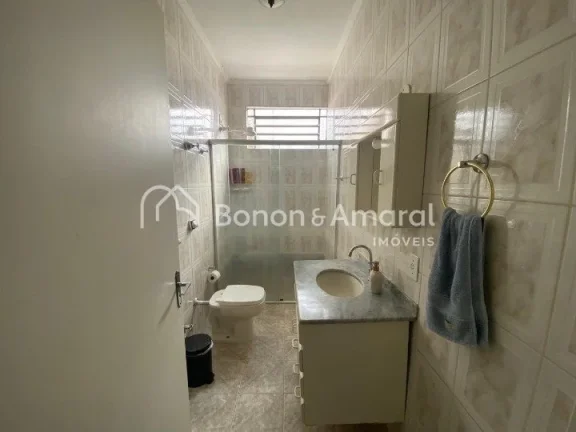 Imagem Imóvel versátil, com construção sólida, ideal para residência ou comércio. 
A casa possui uma...