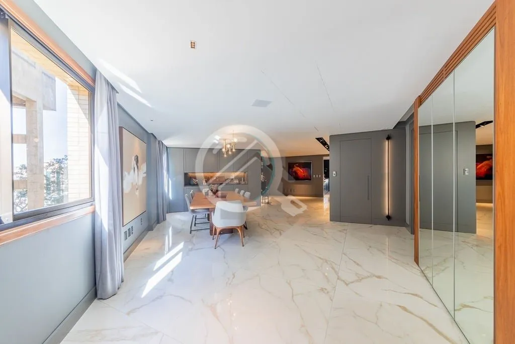 Imagem Apartamento com 405 m² de área privativa, 4 suítes transformadas em 3, TOTALMENTE REFORMADO, com ...