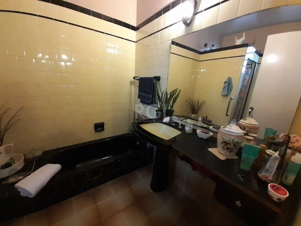 Imagem Casa para Venda - 290m², 3 dormitórios, sendo 1 suites, 3 vagas - Menino Deus