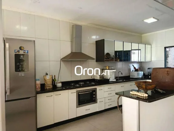 Imagem Casa mobiliada com 3 dormitórios à venda, 300 m² por R$ 1.300.000 - Setor Pedro Ludovico - Goiânia/GO