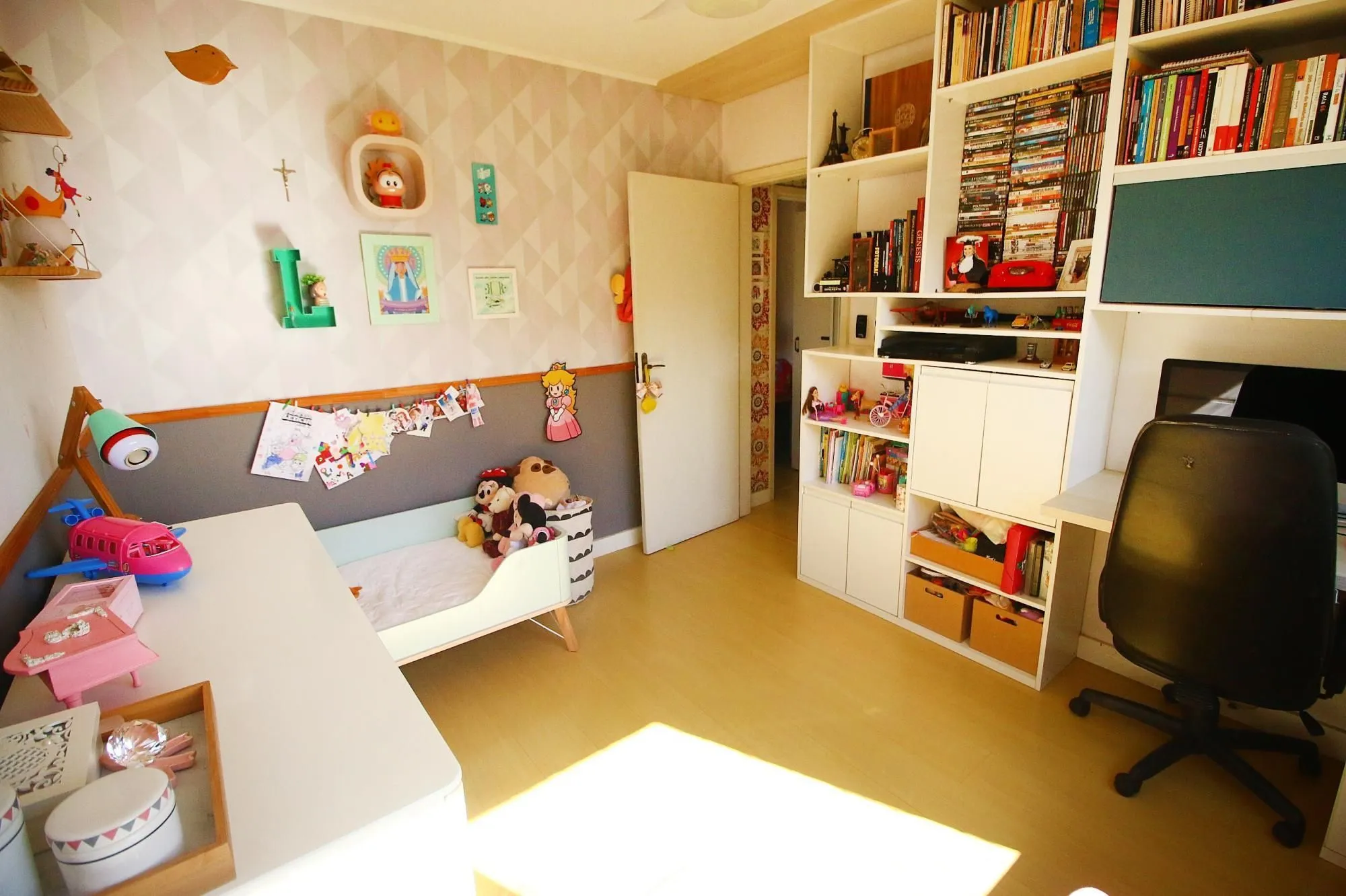 Imagem Apartamento Semi Mobiliado com Vista para Praça na Medianeira - 2 Dormitórios e Excelente Localização!