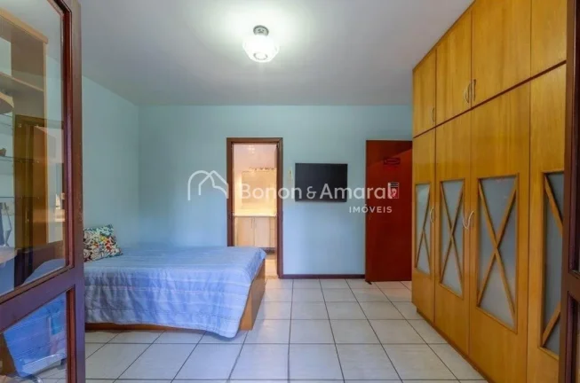Imagem Esta charmosa residência, situada em um condomínio fechado em Valinhos/SP, oferece 1.000 m² de te...