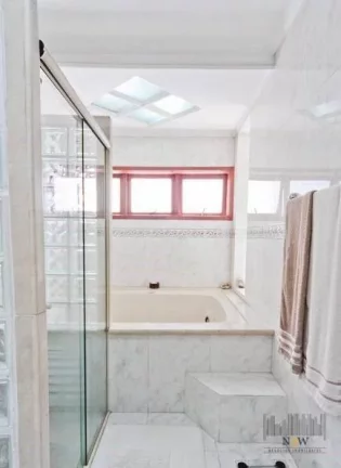 Imagem Casa à venda no City América São Paulo SP com 5 suítes, 8 banheiros e amplo quintal.