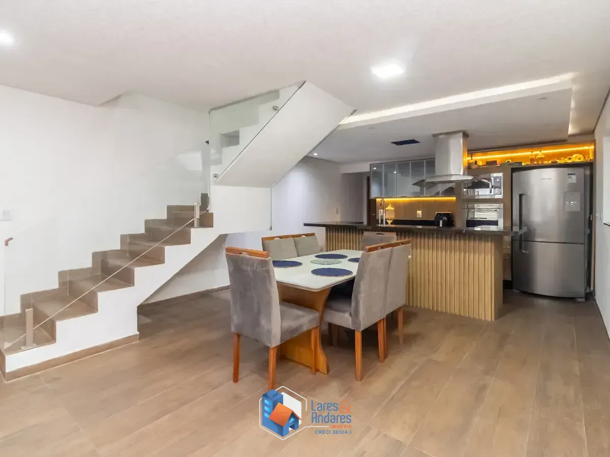 Imagem Sobrado para venda em Vila Guedes com 3 quartos, sendo 3 suítes, 196m²