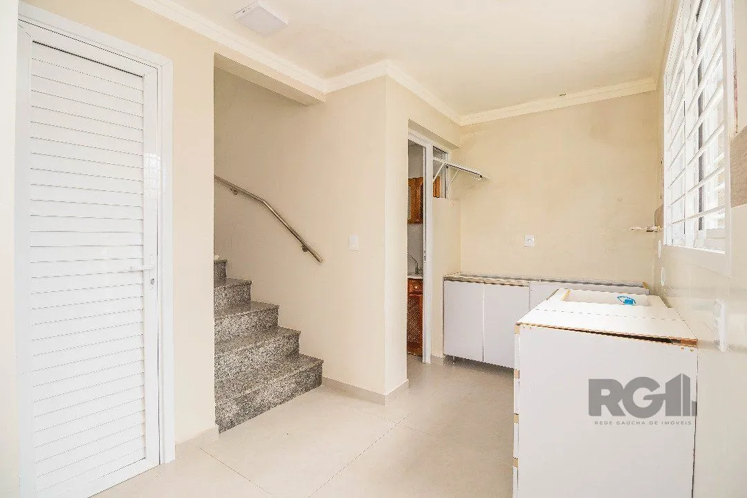 Imagem Sobrado, 185 metros quadrados privativo, com 3 quartos, 1 suíte, Living e cozinha integrados, lareira, churrasqueira, lavabo e 2 vagas de garagem. e 2 vagas de garagem