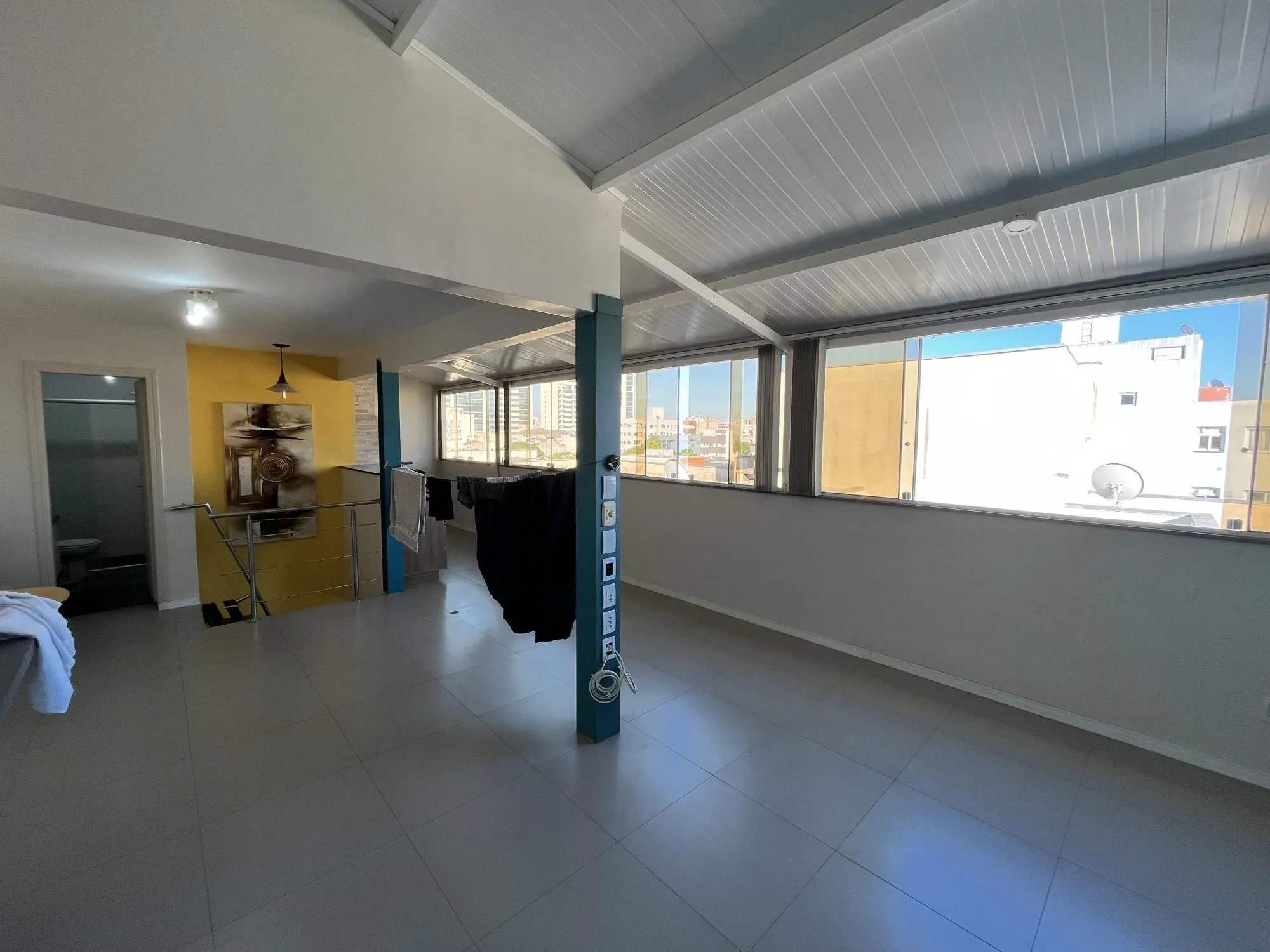 Imagem Apartamento de 2 quartos, suíte e 1 vaga de garagem no bairro Santana em POA/RS