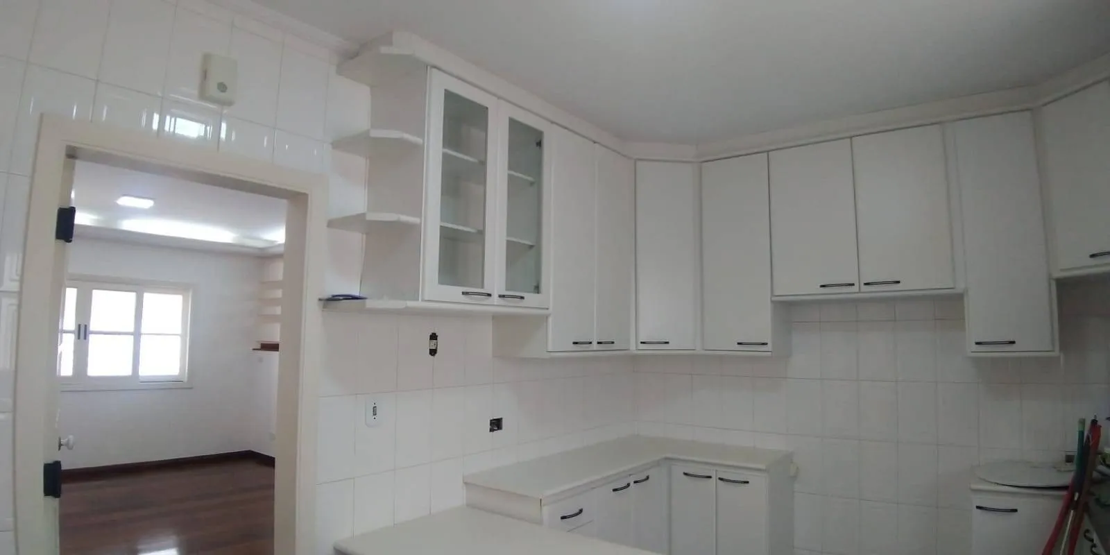Imagem Casa Luxuosa em Alphaville 5 - Santana de Parnaíba/SP, Frente à Praça, Com 4 Quartos e Lazer Completo