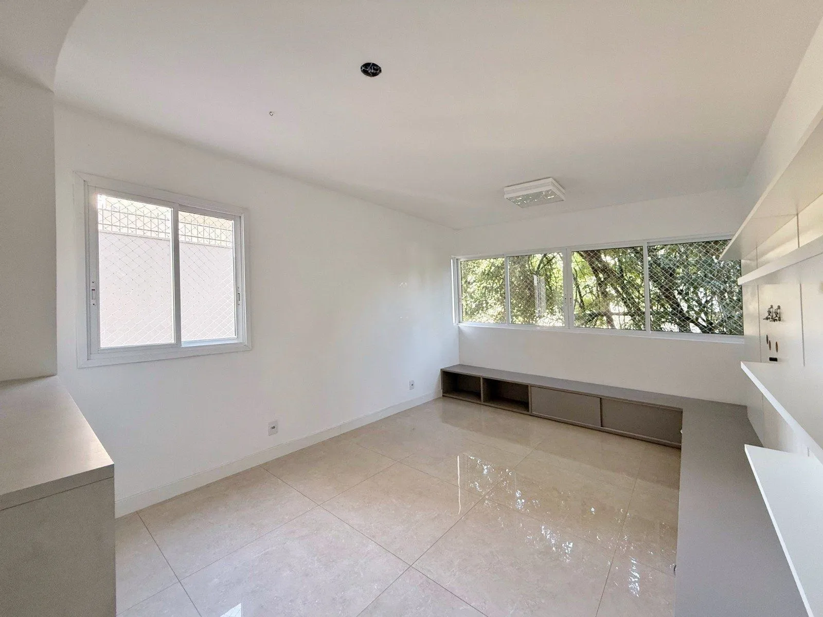 Imagem Apartamento com 2 dormitórios, sendo 1 suíte, e sala ampla com ambientes integrados - Condomínio Residencial Sucre