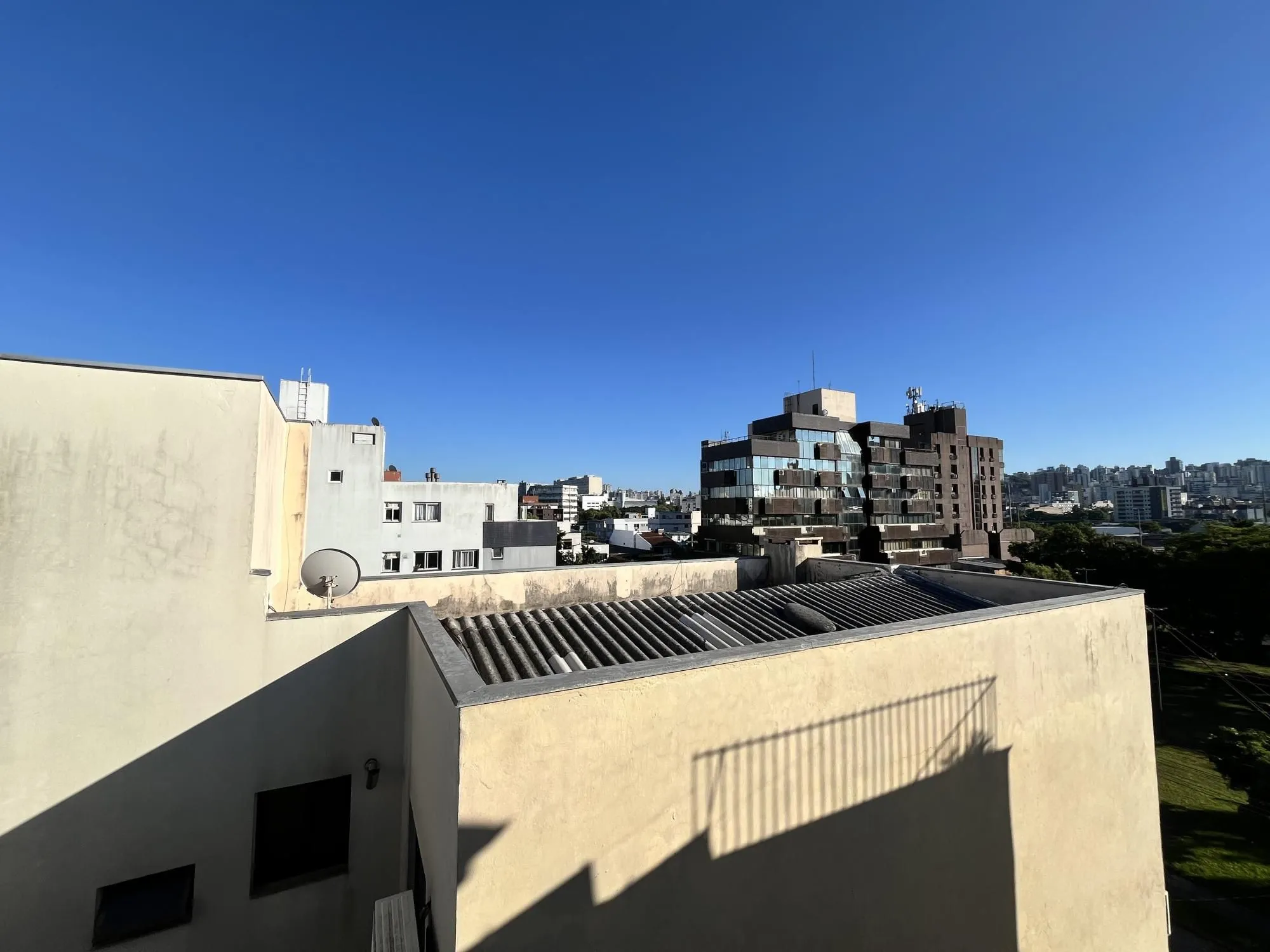 Imagem Apartamento de 2 quartos, suíte e 1 vaga de garagem no bairro Santana em POA/RS