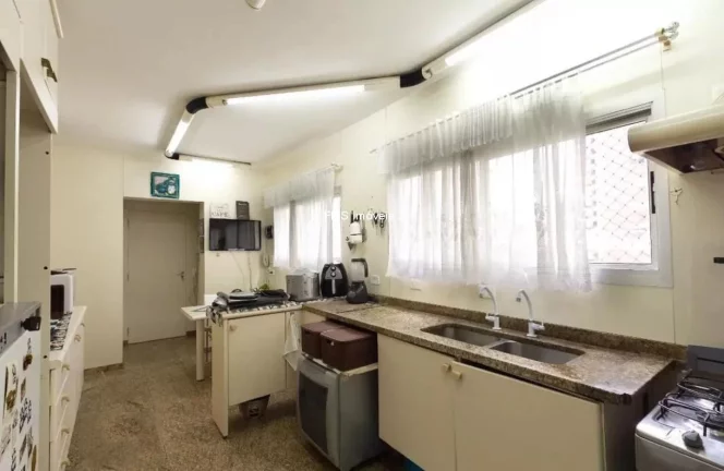 Imagem Imperdível: Apartamento à venda em Moema, São Paulo-SP, com 4 quartos, 1 suíte, 3 banheiros, 3 vagas de garagem e 188m² de área.