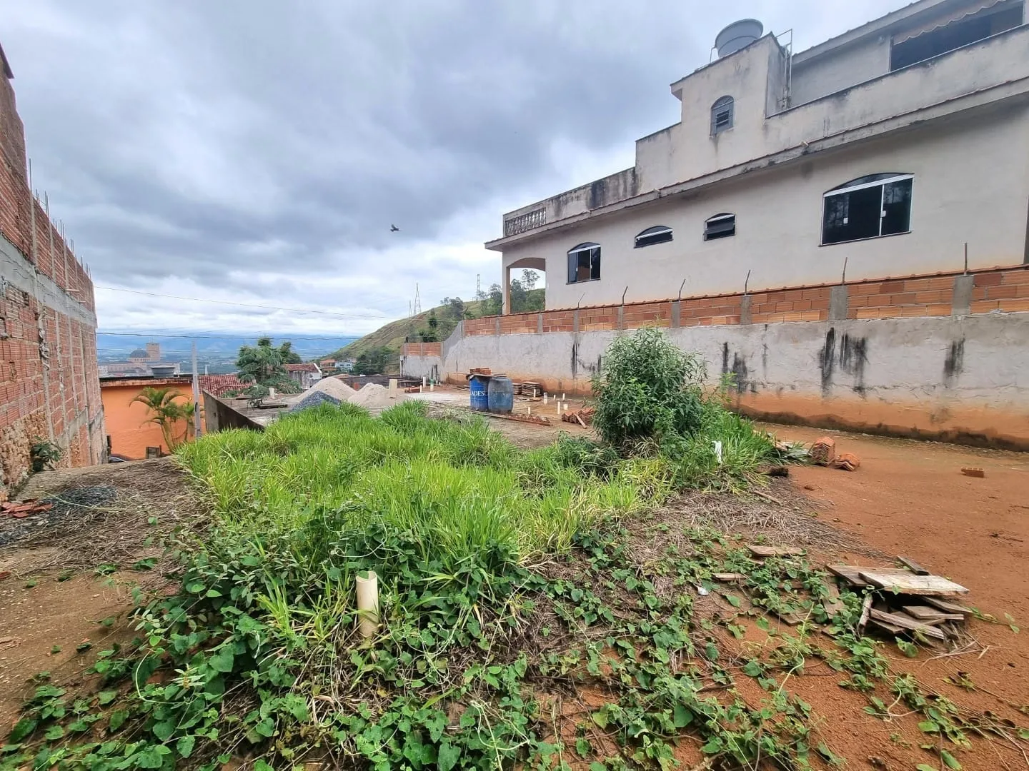 Imagem Terreno de 250m² à venda em Aparecida com projeto aprovado para 16 lofts modernos, ideal para uso residencial ou comercial, com vista incrível para a