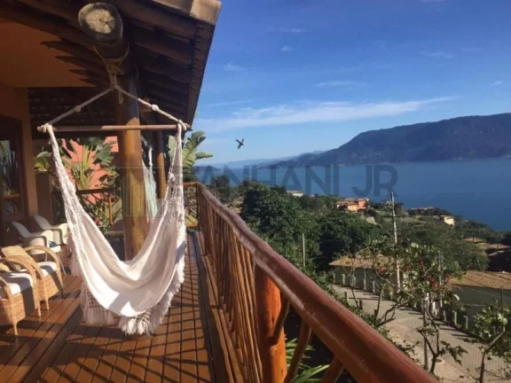 Imagem Venha se encantar com esta deslumbrante casa localizada no exclusivo Condomínio Yacamim, em Ilhabela, que oferece uma vista espetacular para o mar. E