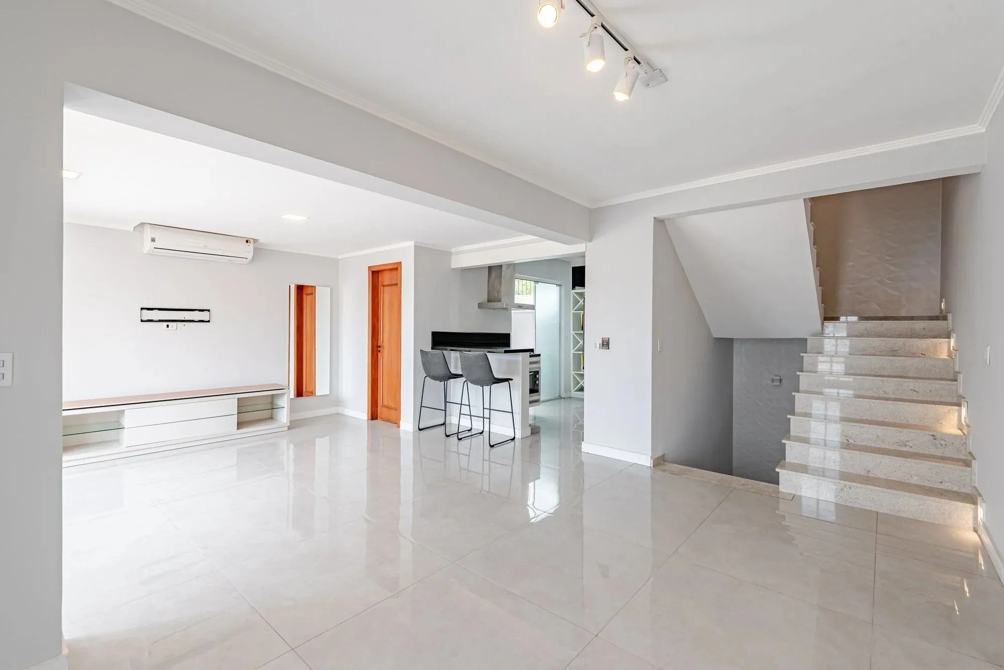 Imagem Casa em condomínio com 3 dormitórios, suíte e 3 vagas.
