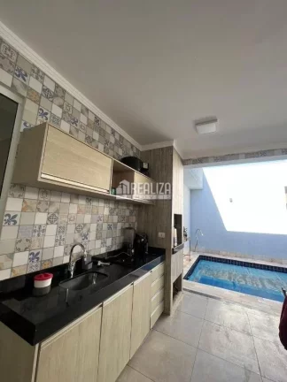 Imagem Casa com piscina aquecida e varanda gourmet no Condomínio Estância dos Ipês, em Uberaba!