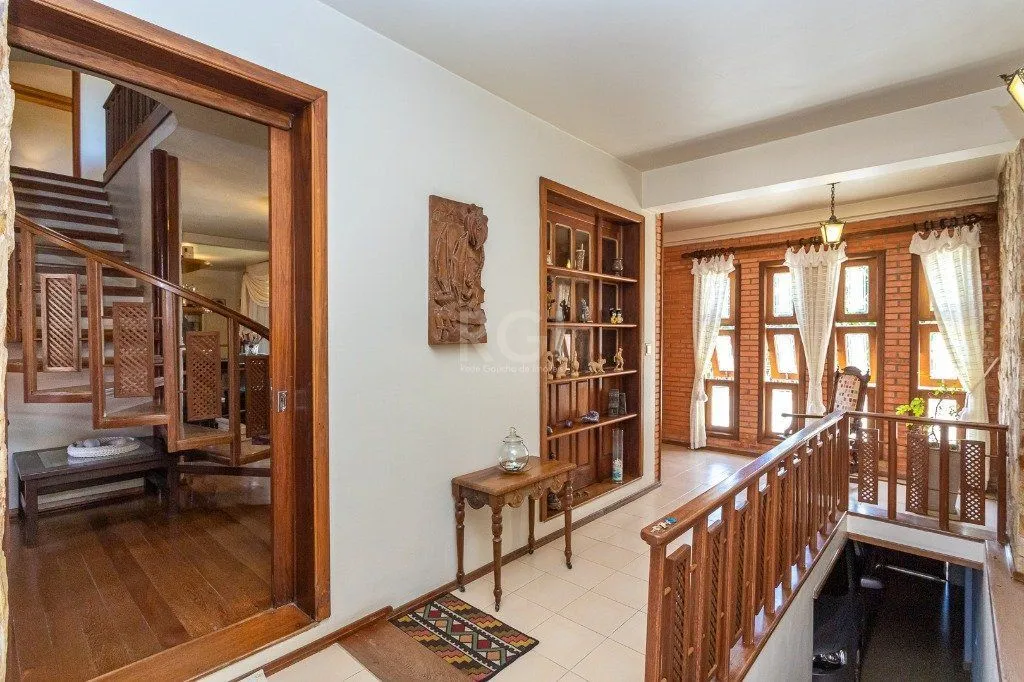 Imagem Casa sobrado no Partenon de 3 dormitórios e amplo pátio
