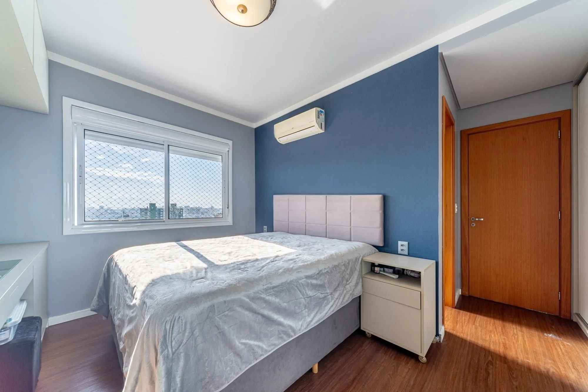 Imagem Apartamento 2 Dormitórios com Suíte e 2 Vagas no Petrópolis - 75m²
