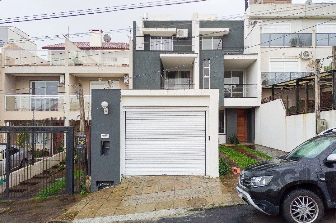 casa possui 3 suítes, 2 com closet