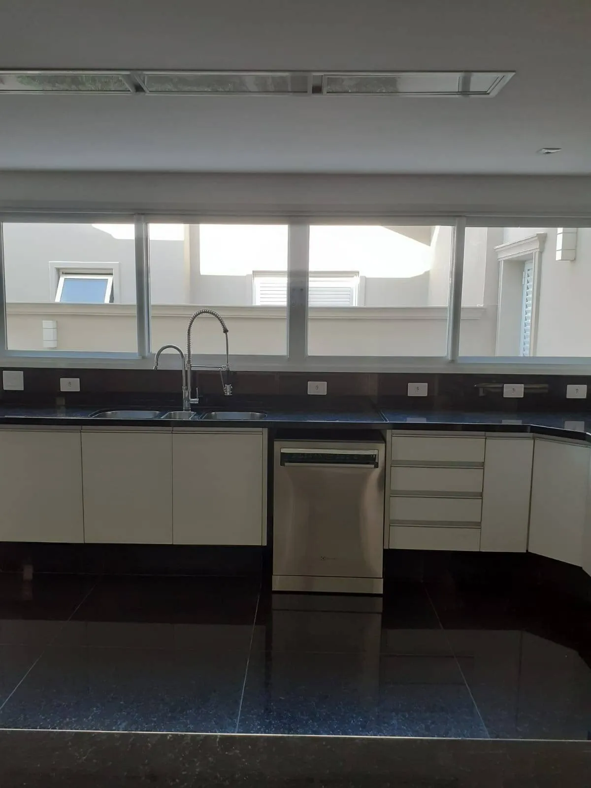 Imagem DESLUMBRANTE CASA NO CONDOMÍNIO MELVILLE