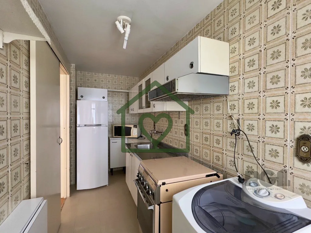 Imagem Apartamento semimobiliado de 38m2, com um dormitório, living para dois ambientes, cozinha ampla com...