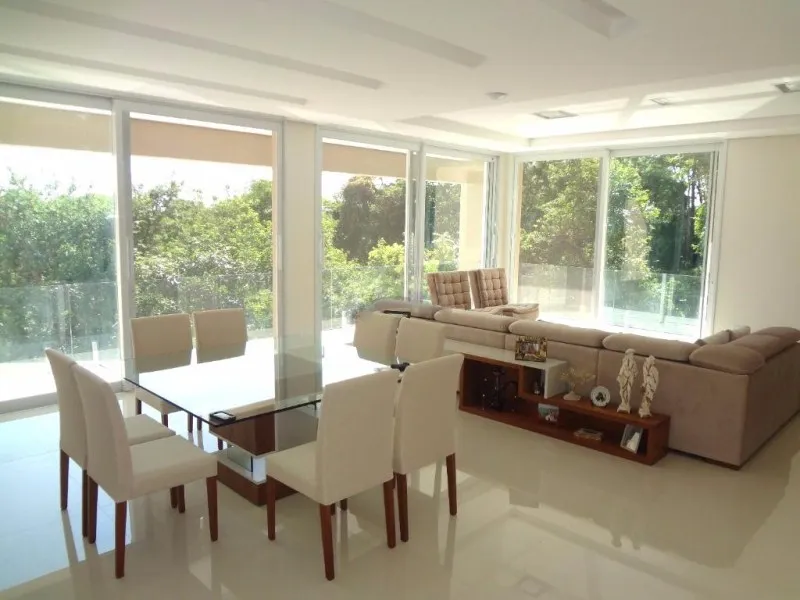 Imagem Luxuosa Casa em Condomínio: 4 Quartos, 4 Suítes, 3 Salas e 620m² em Valinhos-SP, Condomínio Zurich Dorf