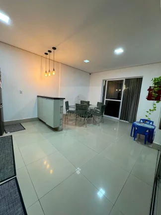 Imagem Casa em Condomínio de Luxo em Cuiabá-MT - 3 Quartos, 1 Suíte, 3 Salas, 2 Banheiros, 2 Vagas de Garagem - 158m². Venha Conferir!