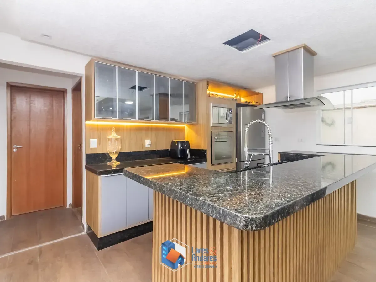 Imagem Sobrado para venda em Vila Guedes com 3 quartos, sendo 3 suítes, 196m²