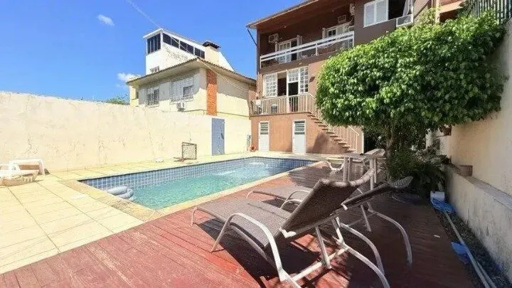 Imagem Casa de 4 dormitórios, uma suíte, pátio com piscina nos fundos e espaço para até 3 carros no Chácara das Pedras