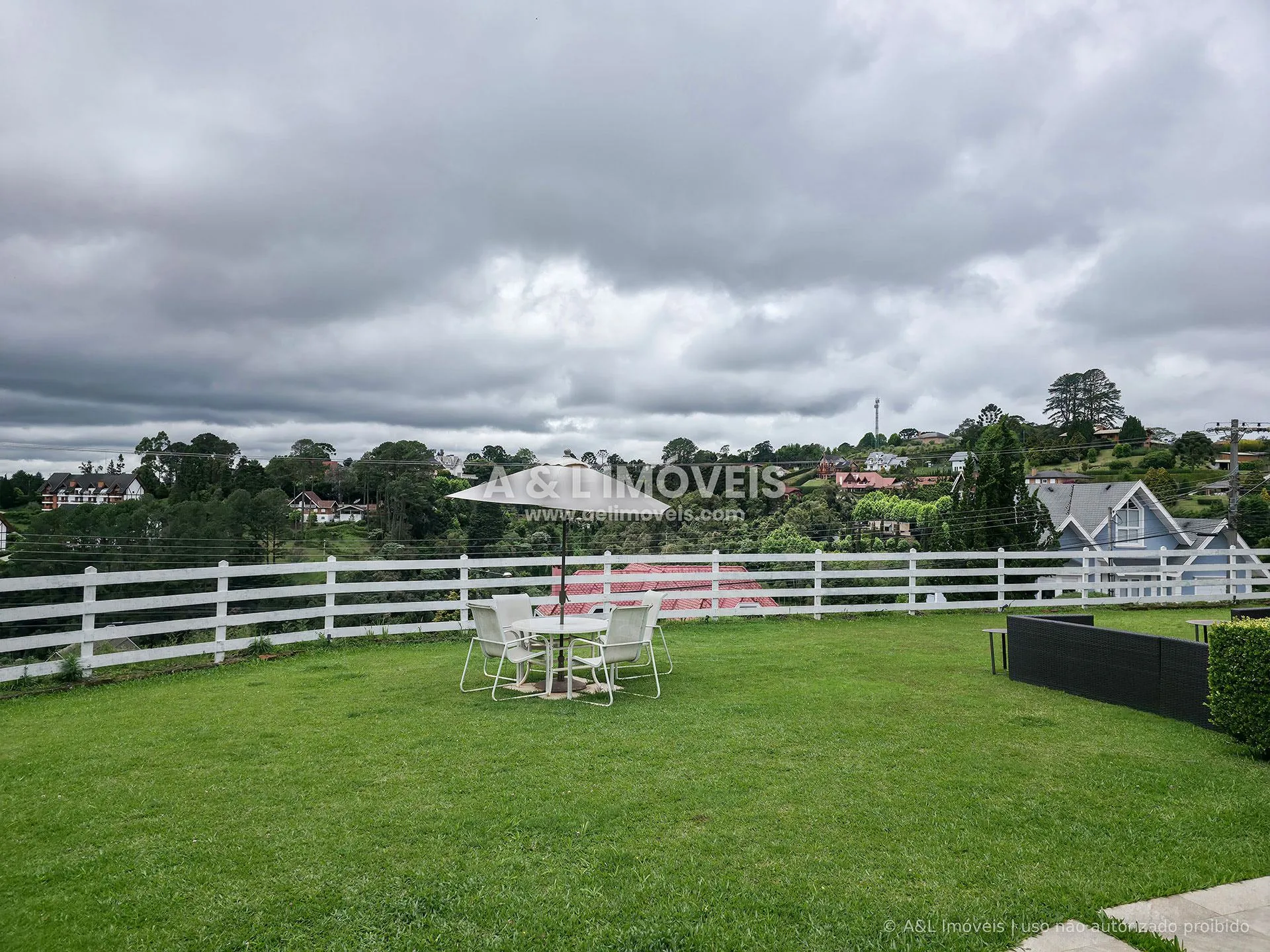 Imagem Casa com lareira, calefação e jardim no Alto do Capivari
