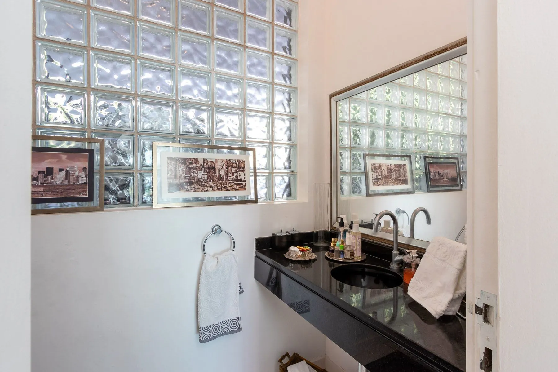 Imagem Casa para Venda - 470m², 3 dormitórios, sendo 1 suites, 6 vagas - Nonoai