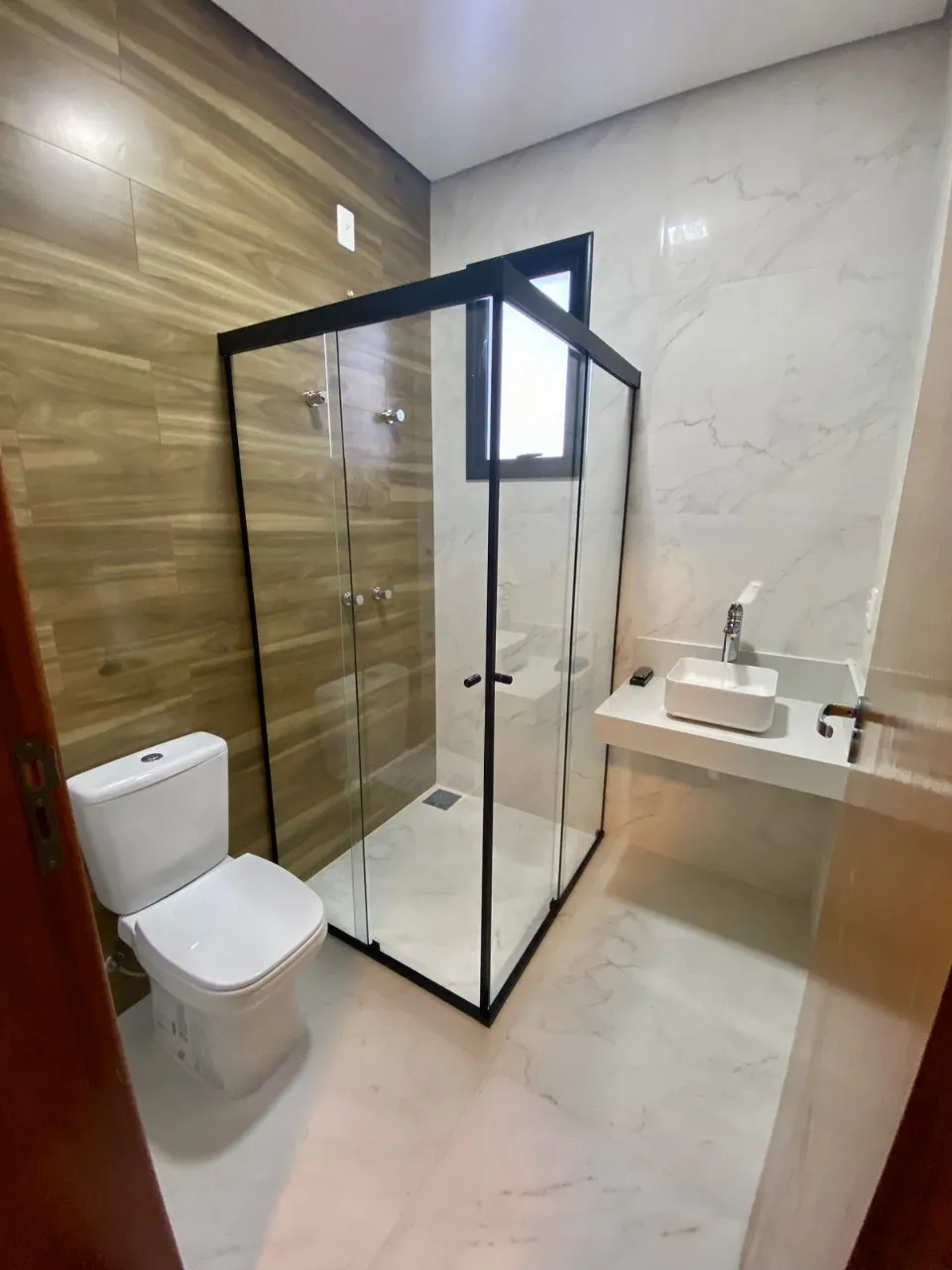 Imagem Casa de alto padrão no Parque Ibiti Reserva em Sorocaba-SP: 3 quartos, 3 suítes, 3 salas, 5 banheiros e 4 vagas.