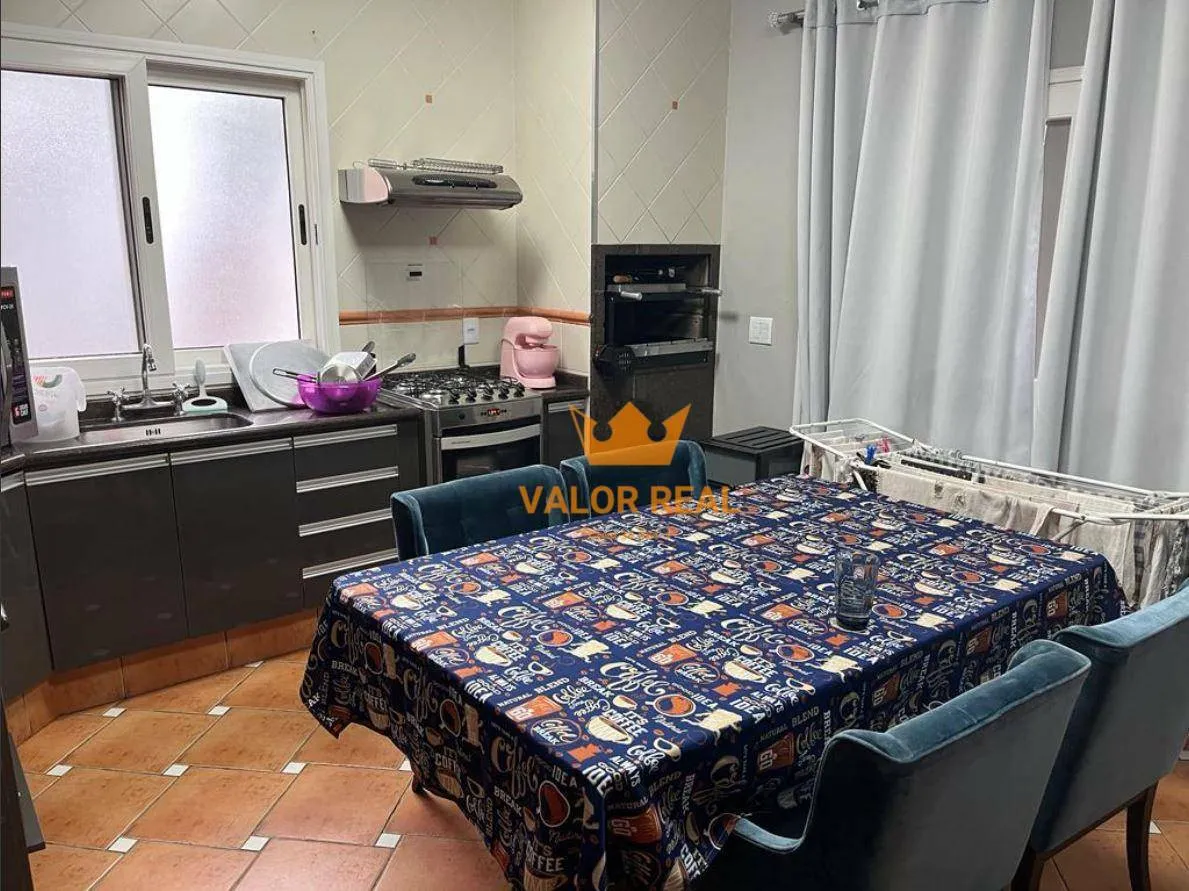 Imagem Casa de noivos em rua tranquila e com segurança. AT 394 m2, 3 Dorm, 2 Suites, Salão de Festas, R$ 790.500