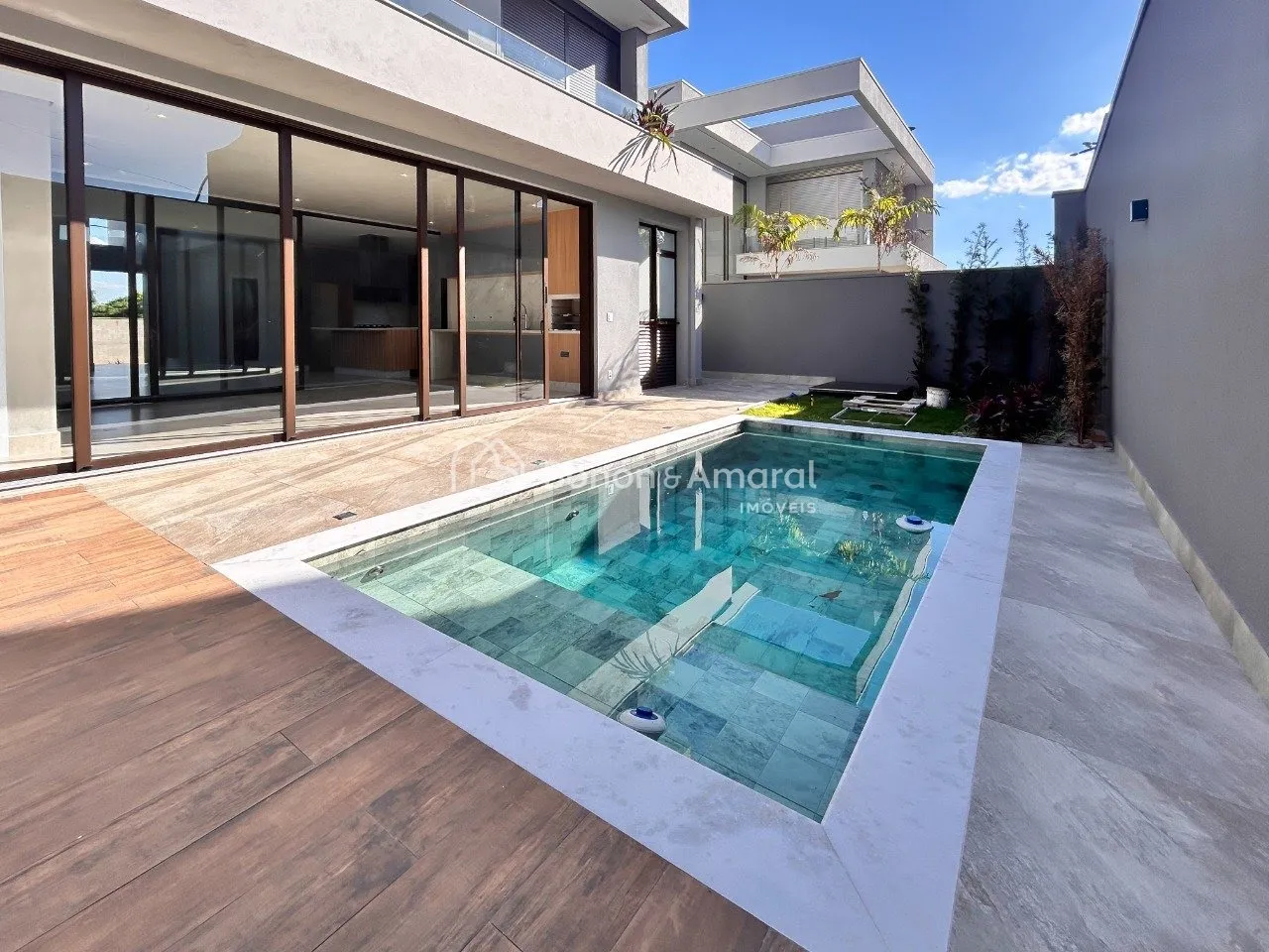 Imagem Casa contemporânea à venda no Condomínio Residencial Santorini - Paulínia/SP.