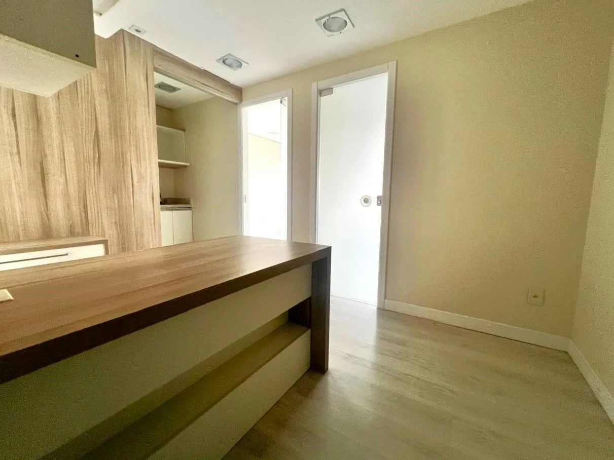 Imagem SALA COMERCIAL SEMIMOBILIADA COM VAGA, PARA VENDA OU LOCAÇÃO NO BAIRRO CENTRO HOSTÓRICO!