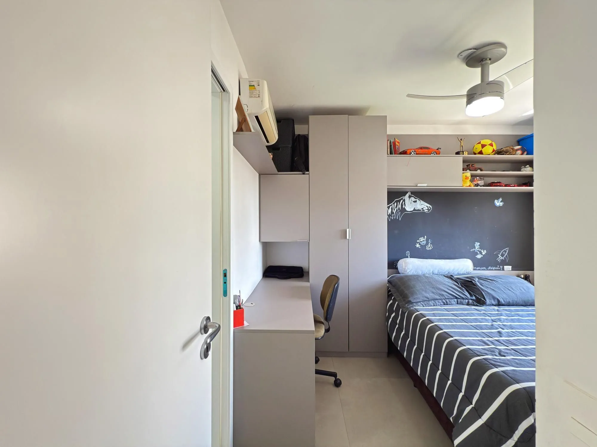 Imagem Apartamento 03 Suítes bairro Cristal, 88,97m² de área privativa, semimobiliada e 02 vagas de garagens cobertas.