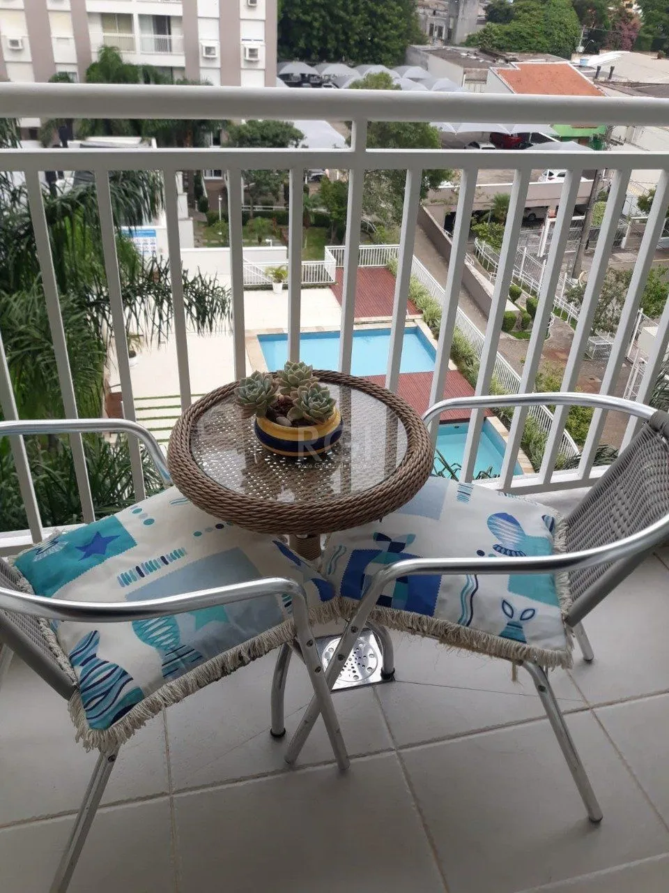 Imagem Apartamento de três dormitórios, suíte e uma vaga de garagem no bairro Cristo Redentor em Porto Alegre.
