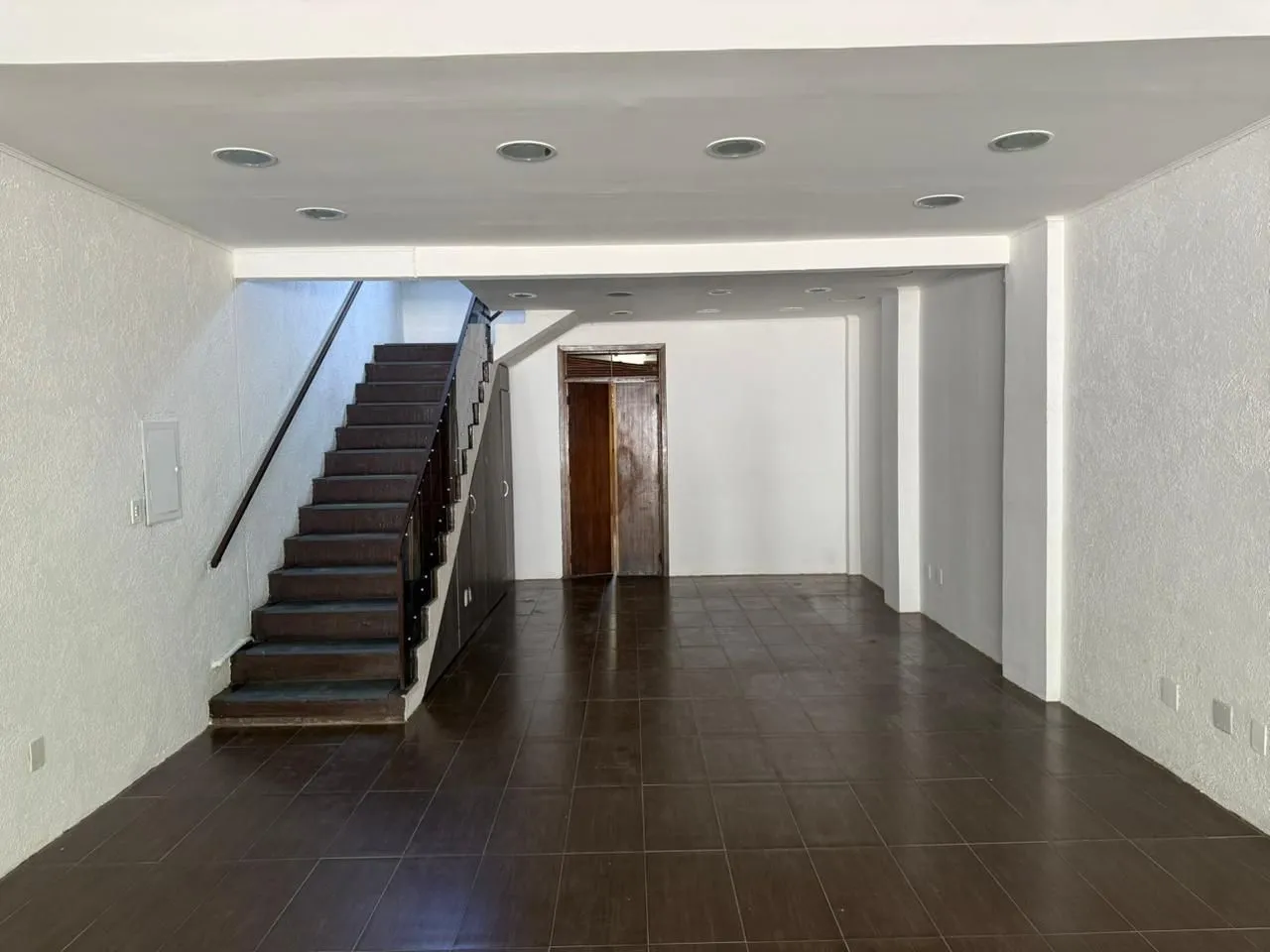 Imagem MÁFFER IMÓVEIS ALUGA LOJA COM SOBRELOJA NO BAIRRO AUXILIADORA Amplo imóvel localizado em ponto estratégico, com grande fluxo de veículos e pedestres, ideal para quem busca visibilidade e destaque comercial.