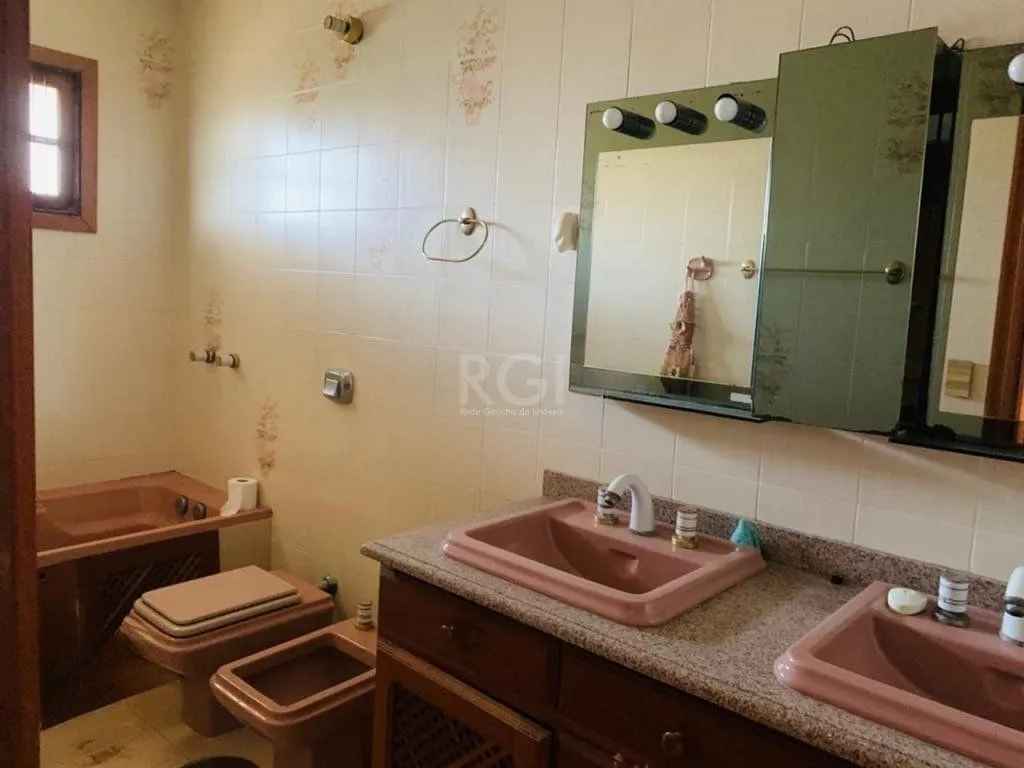 Imagem Encantadora residência com 03 dormitórios sendo 01 suíte e piscina.