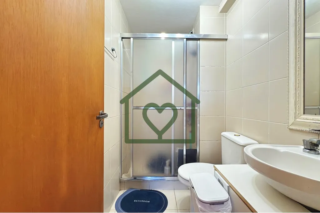 Imagem Apartamento no condomínio Plaza Cristal, em rua tranquila e segura. Tem 2 dormitórios, living para...