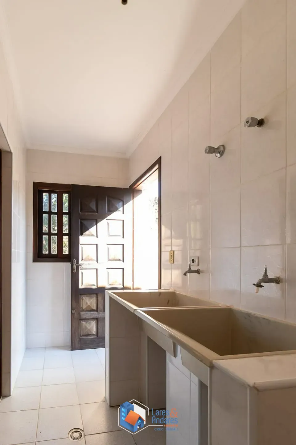 Imagem Casa comercial para venda em Guarapiranga, 450m²
