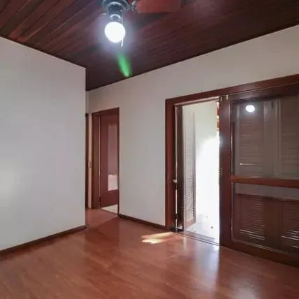 Imagem Casa à venda com 4 dormitorios no Bairro Nonoai - Porto Alegre