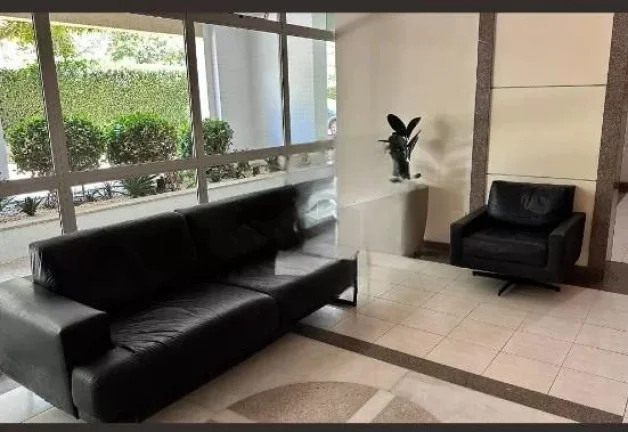 Imagem APARTAMENTO DUPLEX C/ 88M² - 2 QUARTOS - 1 VAGA DE GARAGEM - BARRA DA TIJUCA - RJ IMÓVEL AVALIADO EM R$ 940.000,00 1ª PRAÇA: 02/02/2026 - VALOR INICIAL DE VENDA: R$ 940.000,00 2ª PRAÇA: 03/02/2026 - VALOR INICIAL DE VENDA: R$ 470.000,00