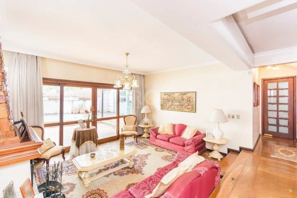 Imagem Casa de 333m² com 4 dormitórios, pátio com piscina, espaço gourmet com churrasqueira e 4 vaga de garagem no bairro Passo da Areia