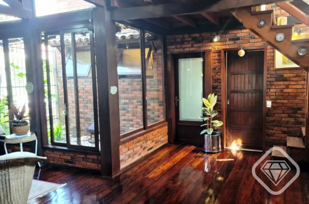 Imagem Casa em dois terrenos no bairro Guarujá, localizada em rua silenciosa, com excelente orientação s...