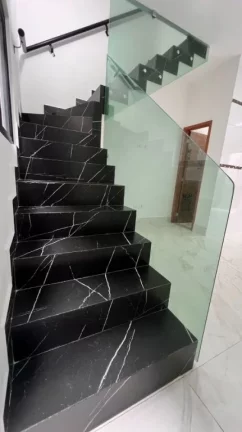 Imagem Sobrado à Venda com Área Gourmet e Piscina - Conforto e Lazer Completo!