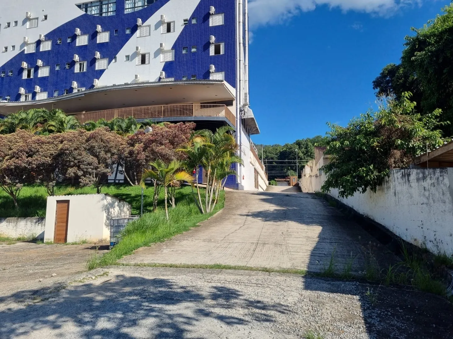 Imagem Terreno Plano e Cimentado com 5.356 m² para Estacionamento de Ônibus a 1.200 Metros da Basílica de Aparecida