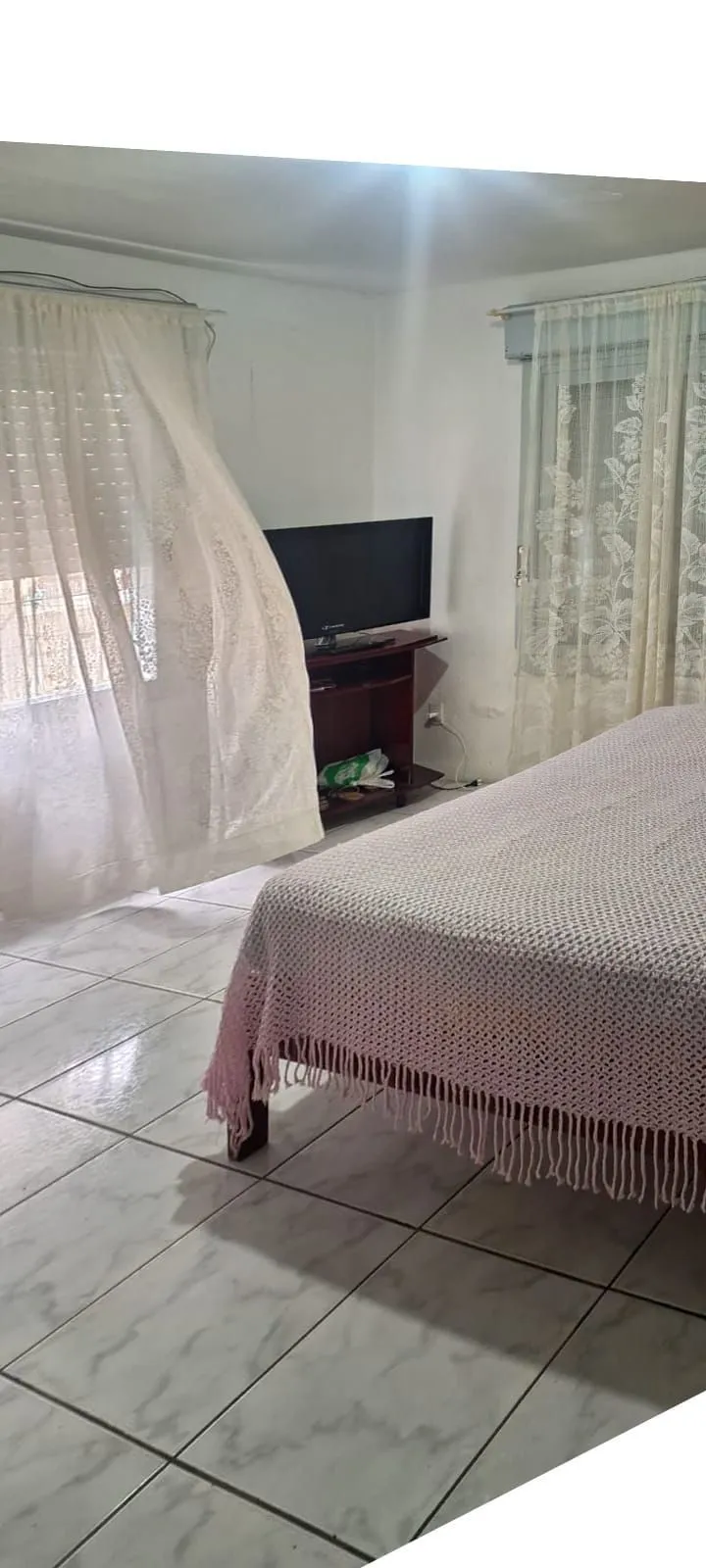 Imagem Casa no centro de Tramandaí com 3 dorm, 2 banh + edícula completa, garagem 2 carros com churrasqueira, próxima à Av. Fernandes Bastos.