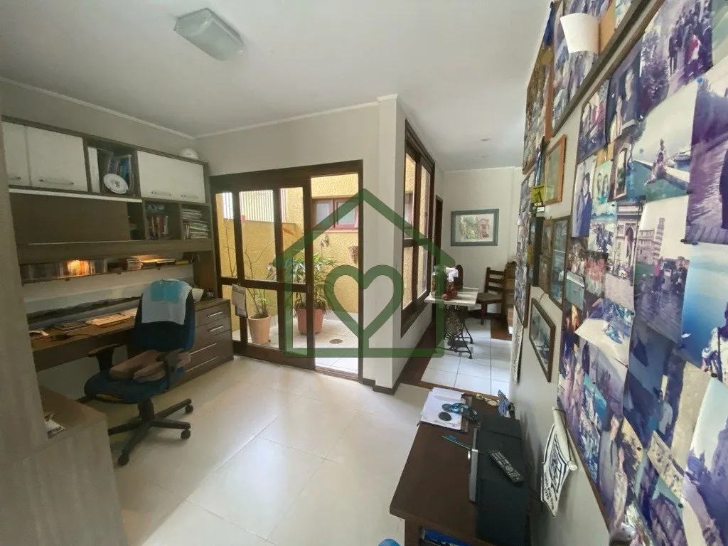 Imagem Ótima casa no Jardim do Salso, com 2 pavimentos, sendo o pavimento superior com 3 amplos dormitóri...