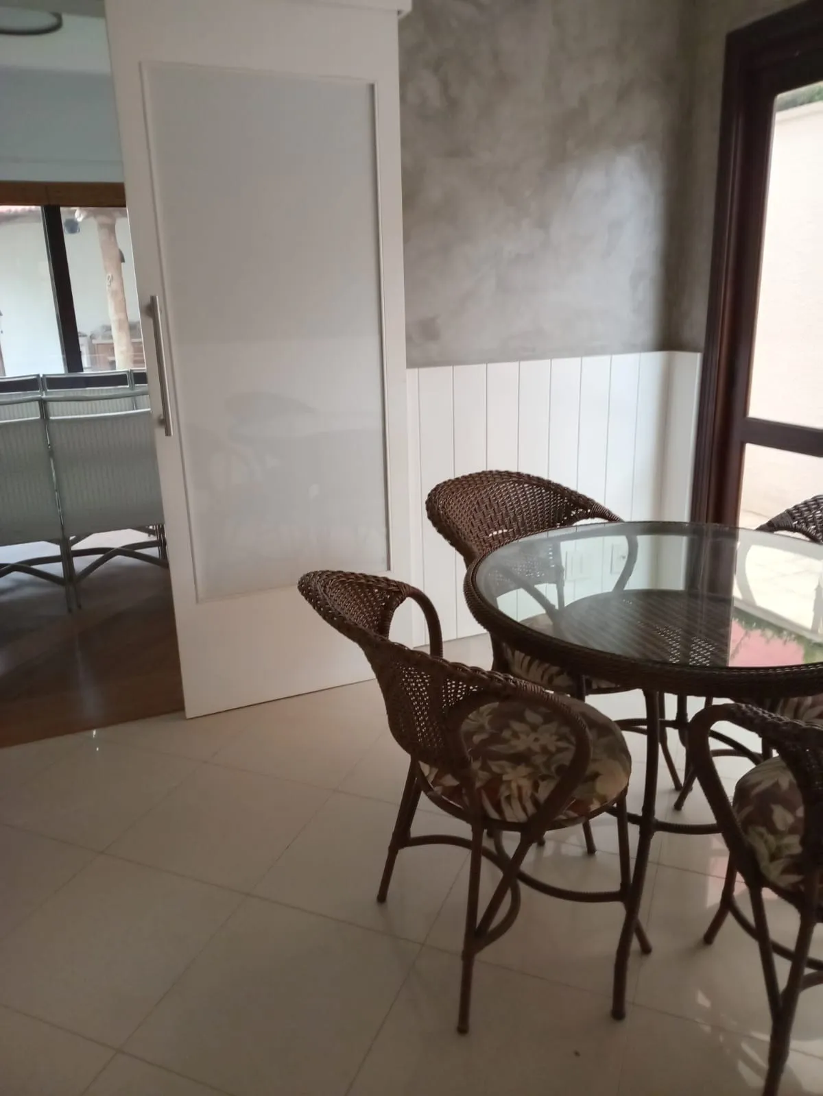 Imagem Aluguel de Casa em Condomínio de Luxo no Tamboré, Santana de Parnaíba-SP: 4 quartos, 1 suíte, 1 sala, 2 banheiros, 4 vagas de garagem, 320m².